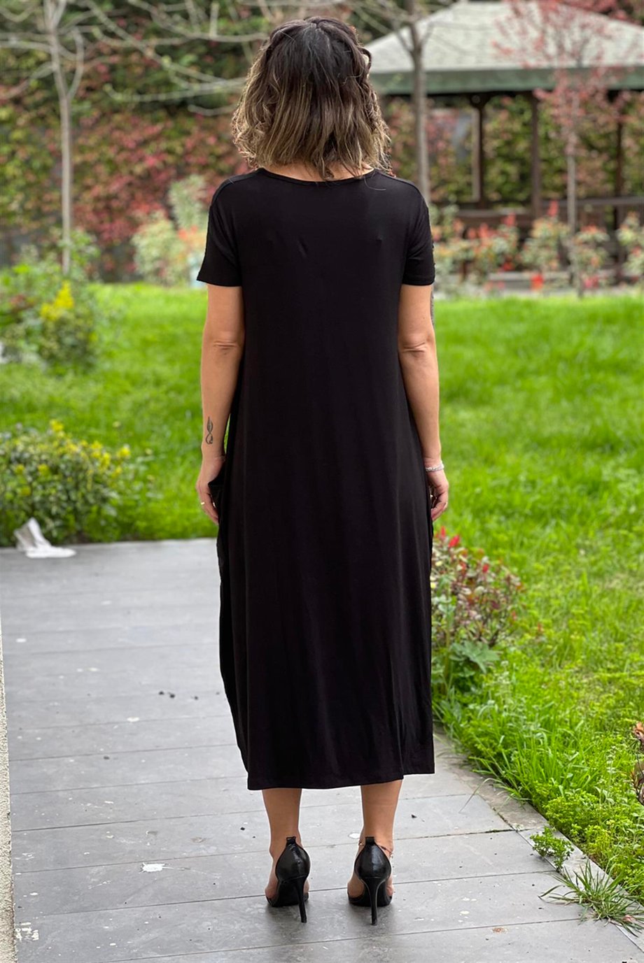 Siyah Göğsü ve Cepleri Mavi Nakışlı Elbise