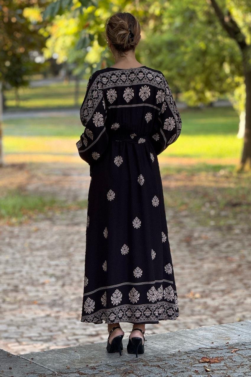 Siyah Hint Motifli Kruvaze Yaka Elbise