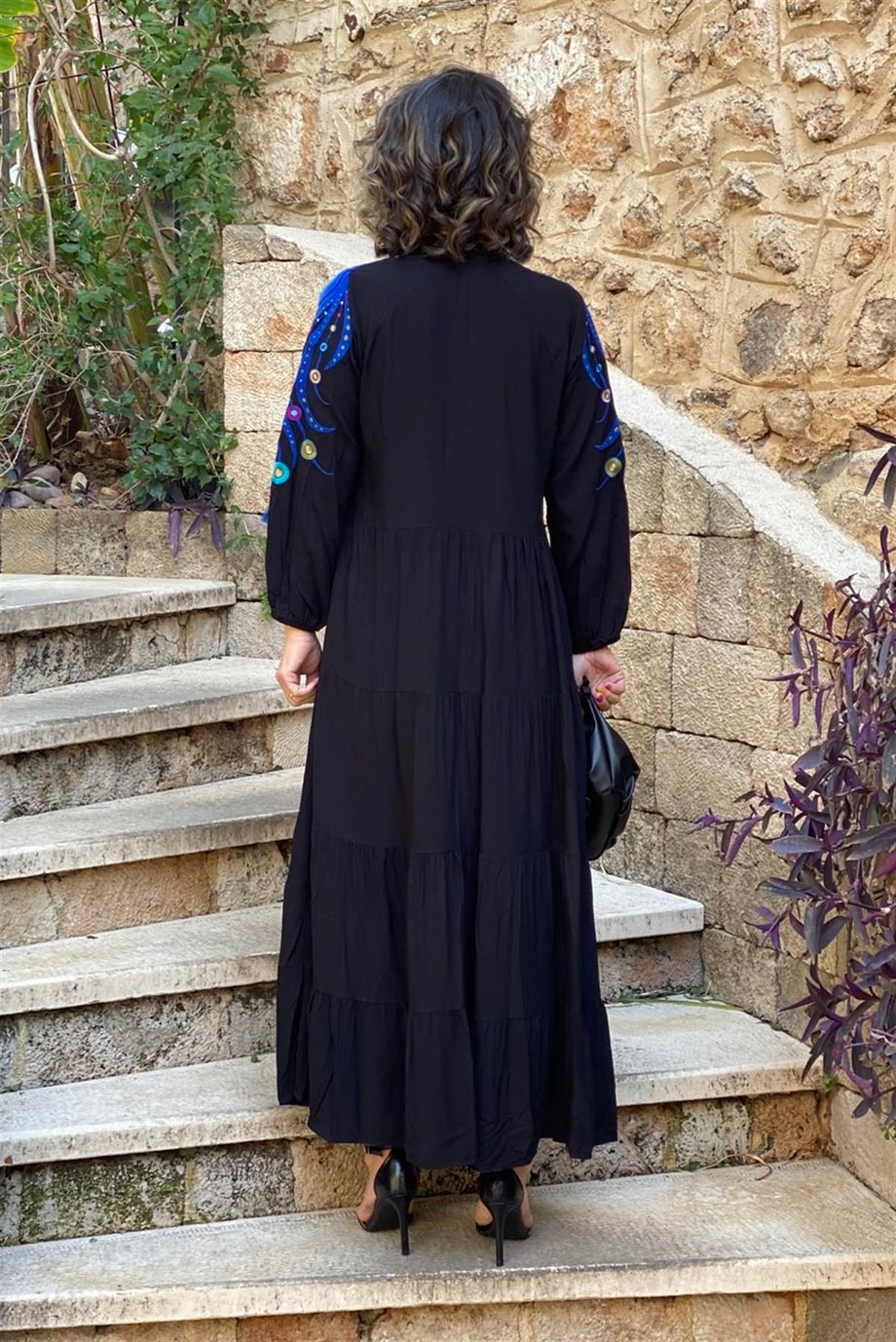 Siyah Kolları Tavuskuşu Nakışlı Maksi Elbise