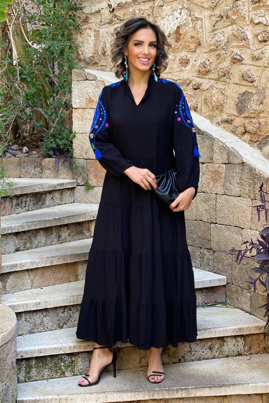 Siyah Kolları Tavuskuşu Nakışlı Maksi Elbise