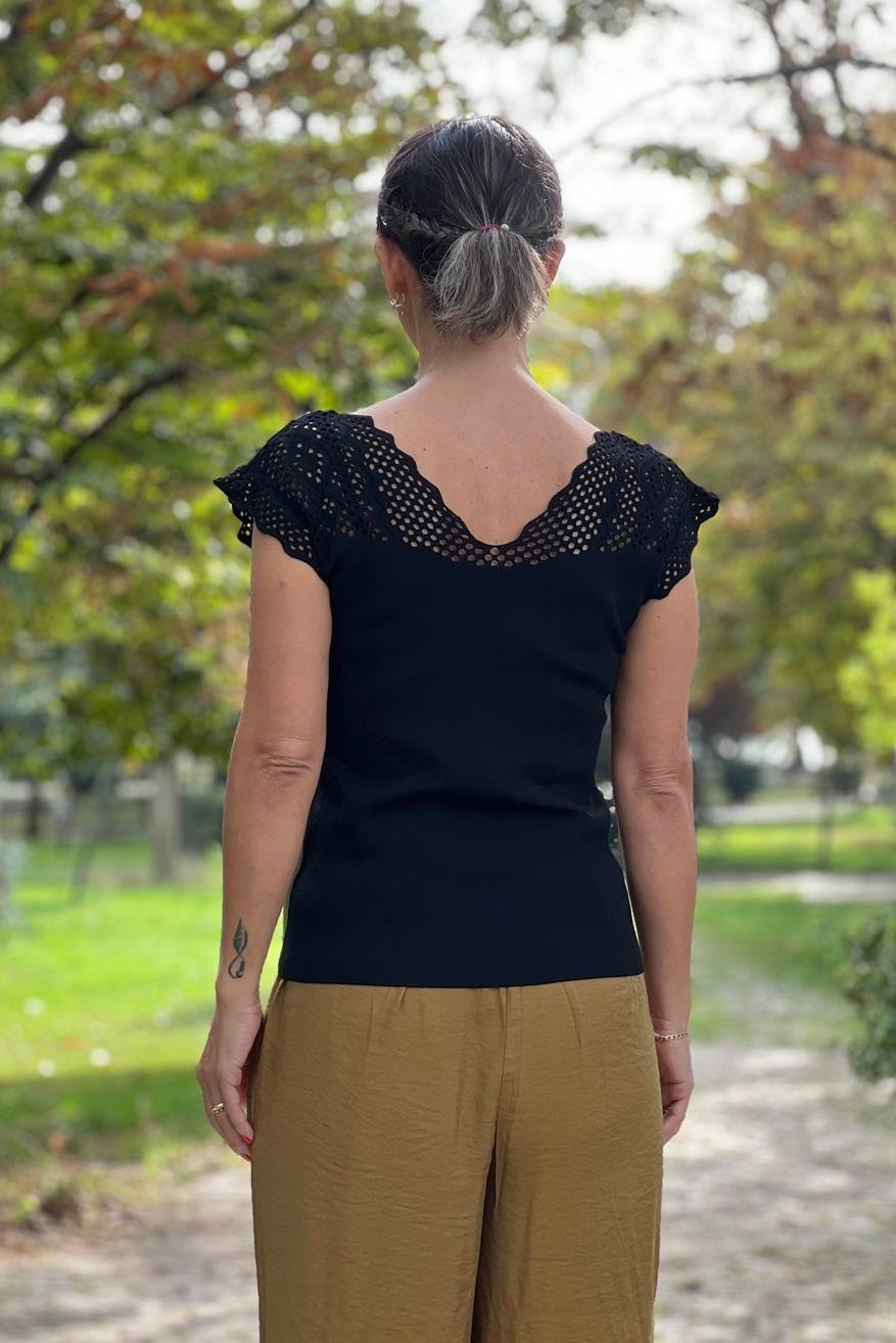 Siyah Renk Ajur Detaylı Triko Bluz