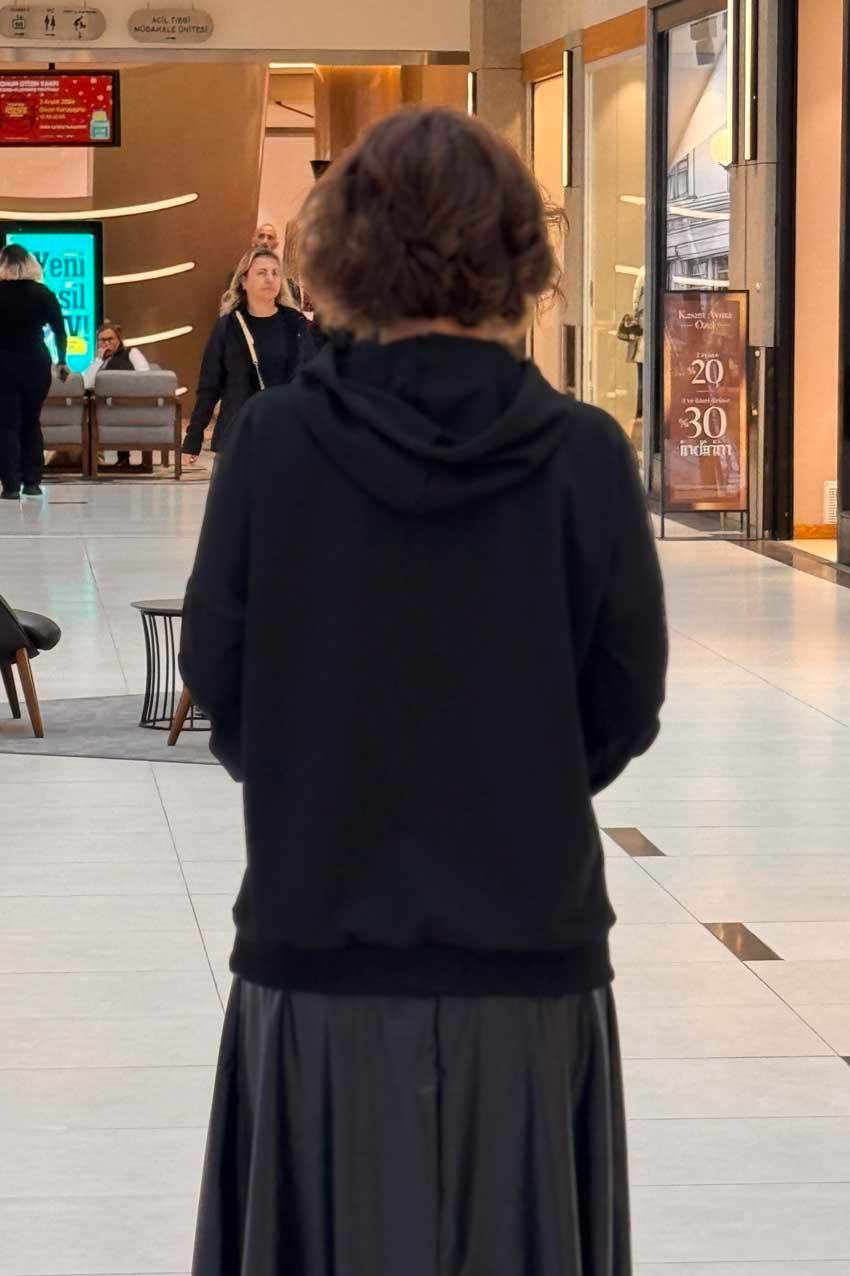 Siyah Tül ve Taş Detaylı %100 Pamuk Sweatshirt