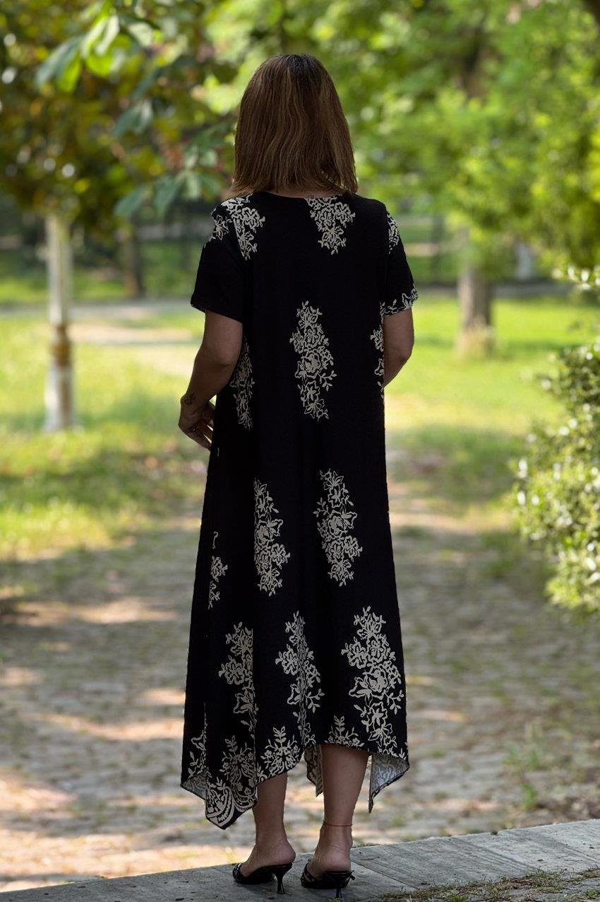 Verev Kesim Siyah Renk Lilyum Desenli Elbise