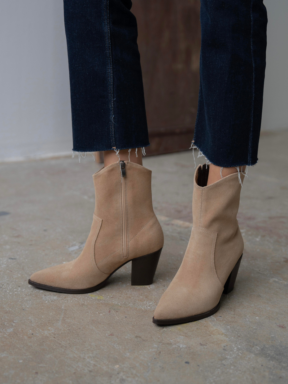 Larissa Bej Süet    Bot