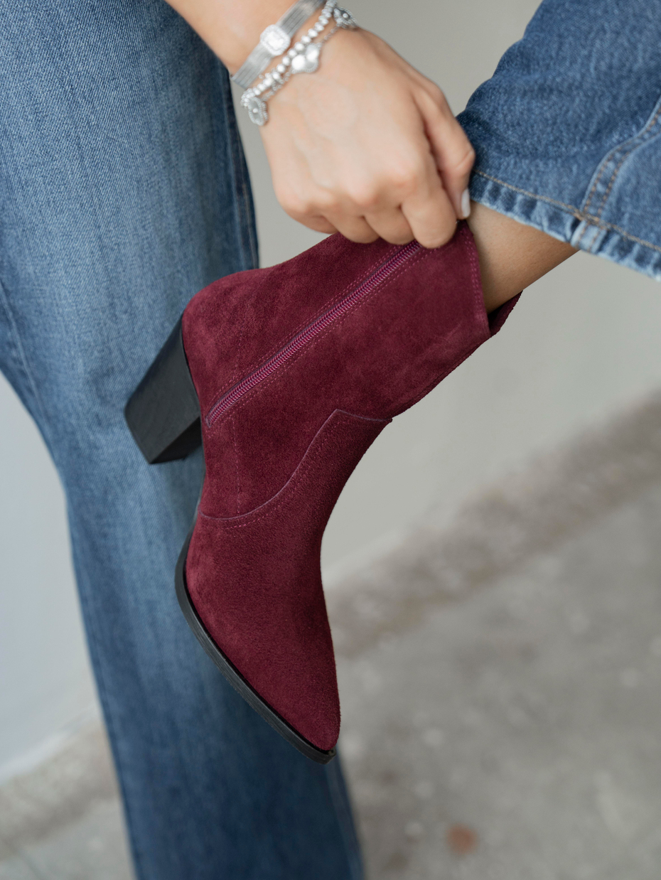 Larissa Bordo Süet    Bot