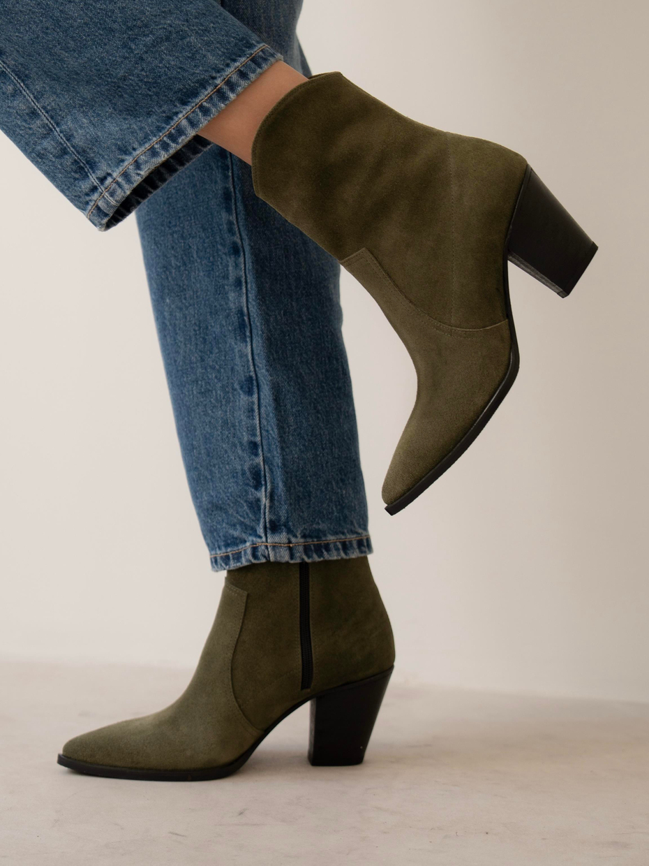 Larissa Haki Süet    Bot