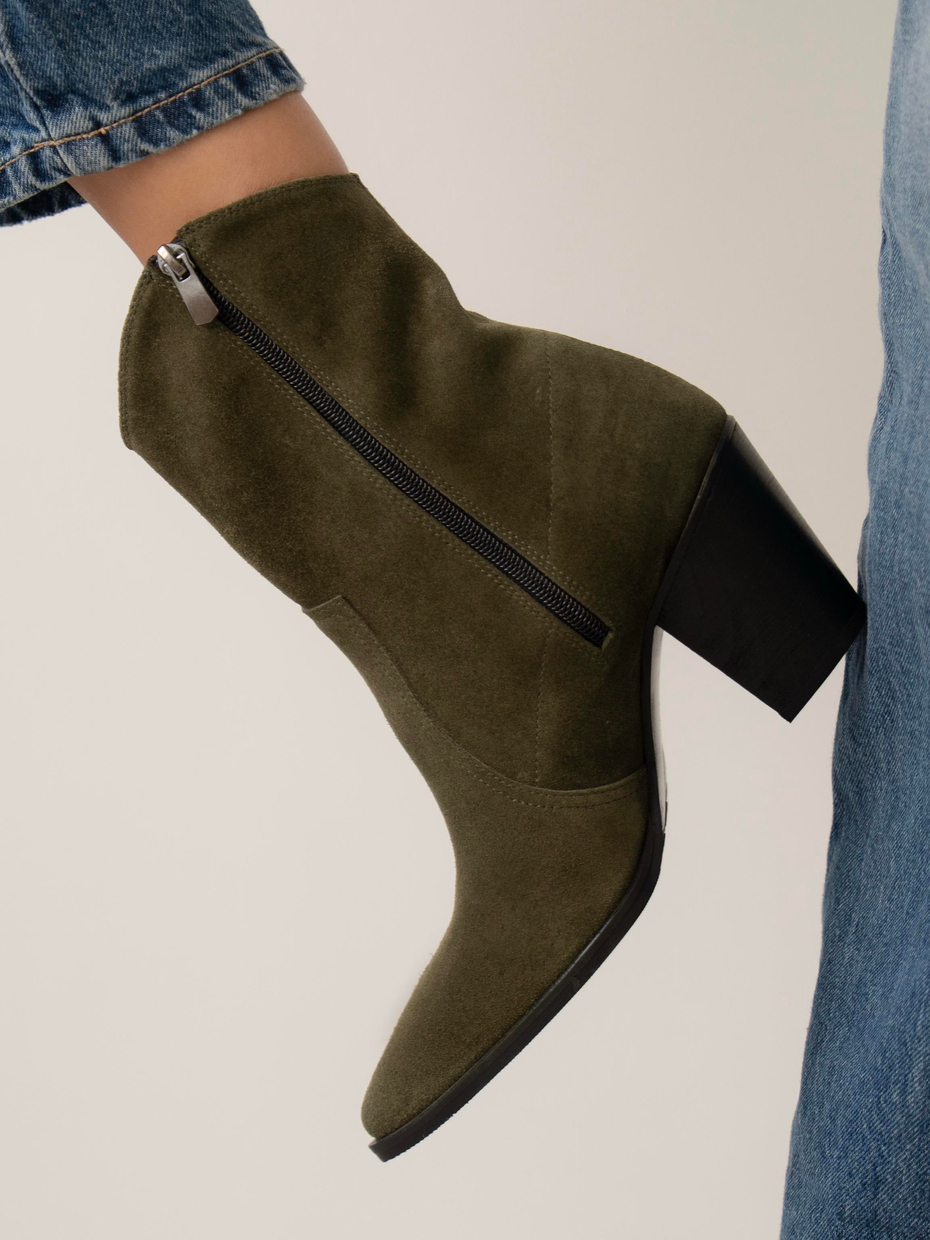 Larissa Haki Süet    Bot