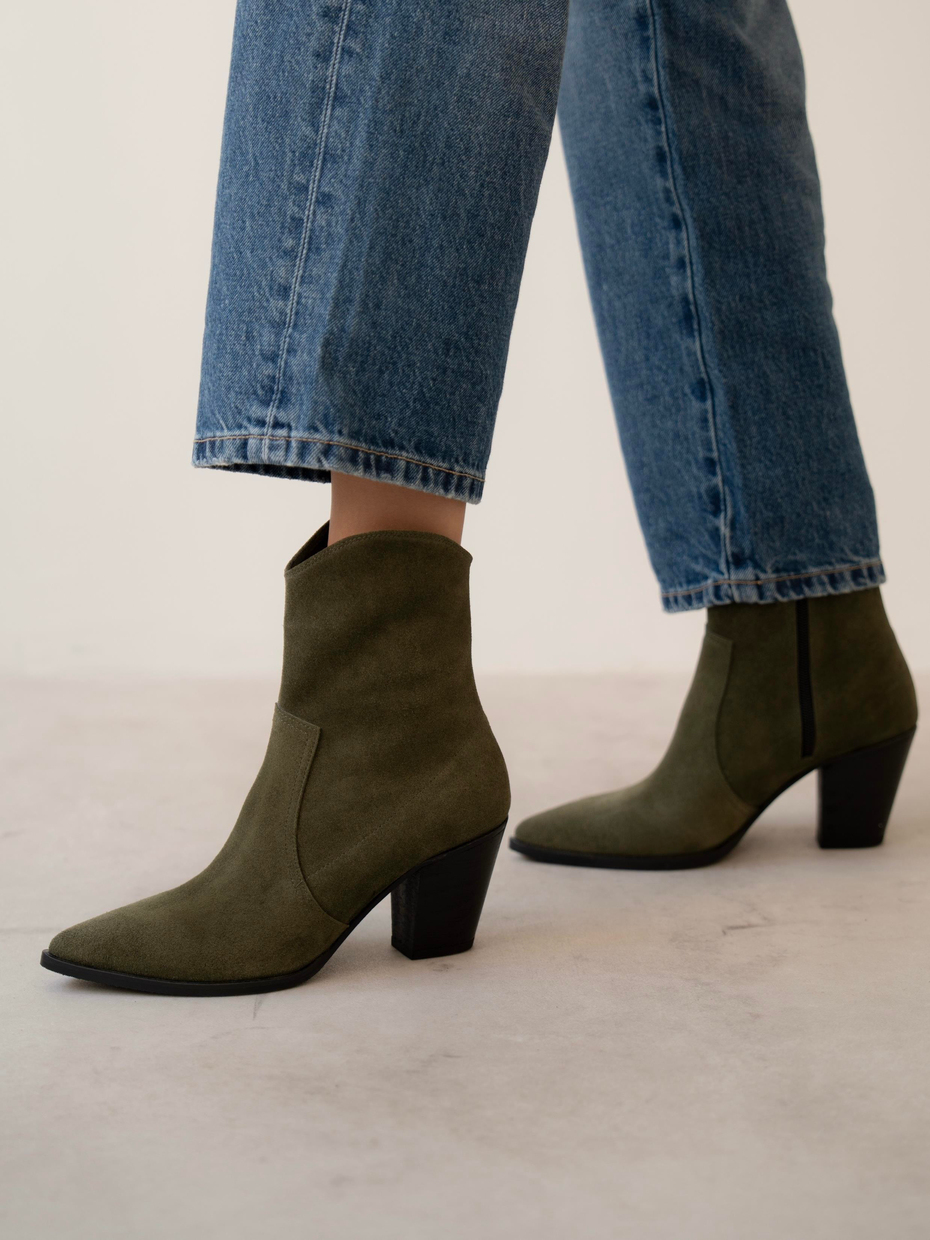 Larissa Haki Süet    Bot