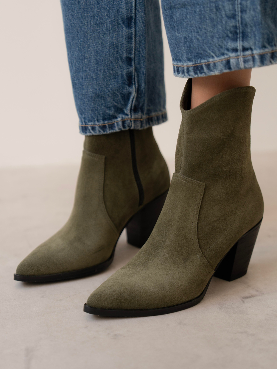 Larissa Haki Süet    Bot