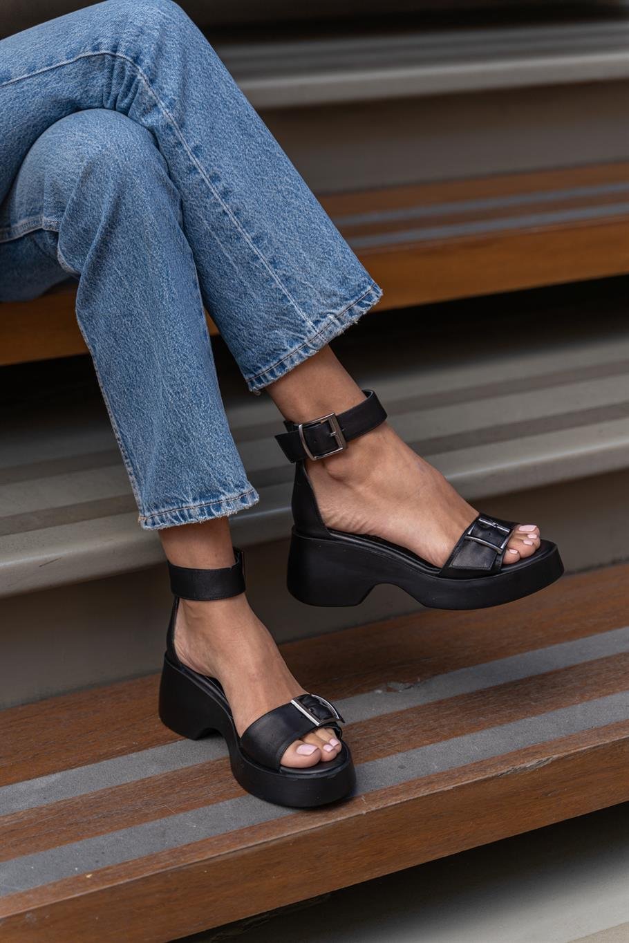 Magali Siyah Deri   Dolgu Taban   Sandalet