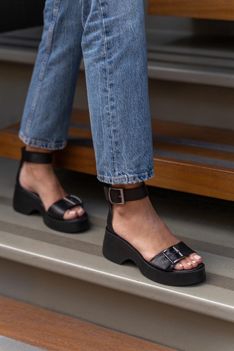 Magali Siyah Deri   Dolgu Taban   Sandalet