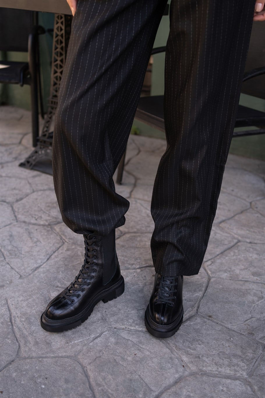 Monika Siyah Deri   Bot
