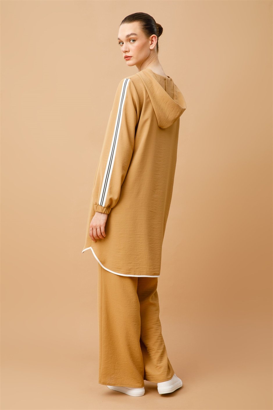 Beyaz Garnili Ara Boy Spor Kap Tunik-Camel