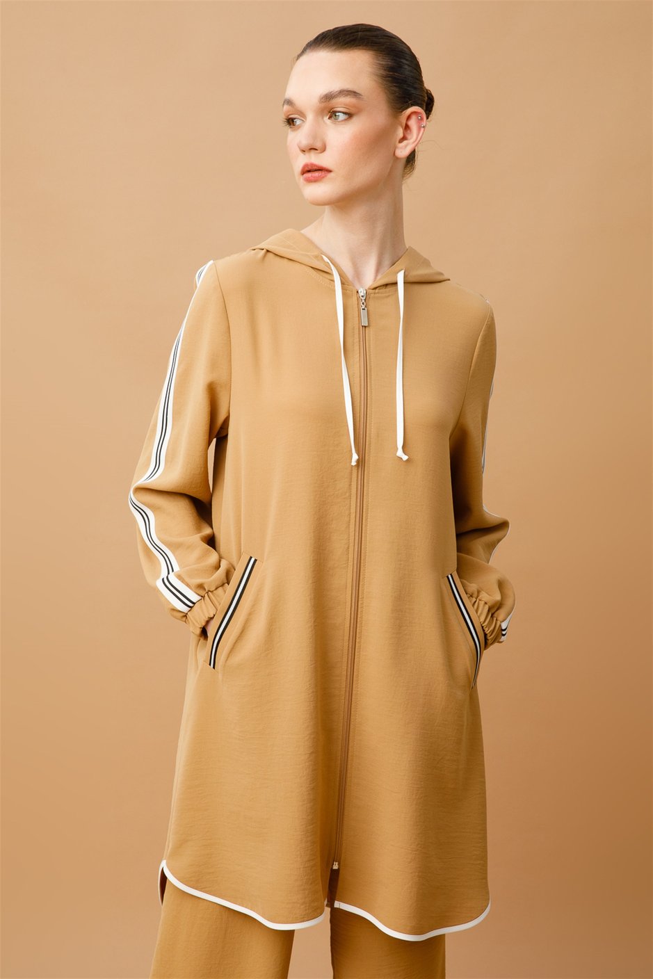 Beyaz Garnili Ara Boy Spor Kap Tunik-Camel