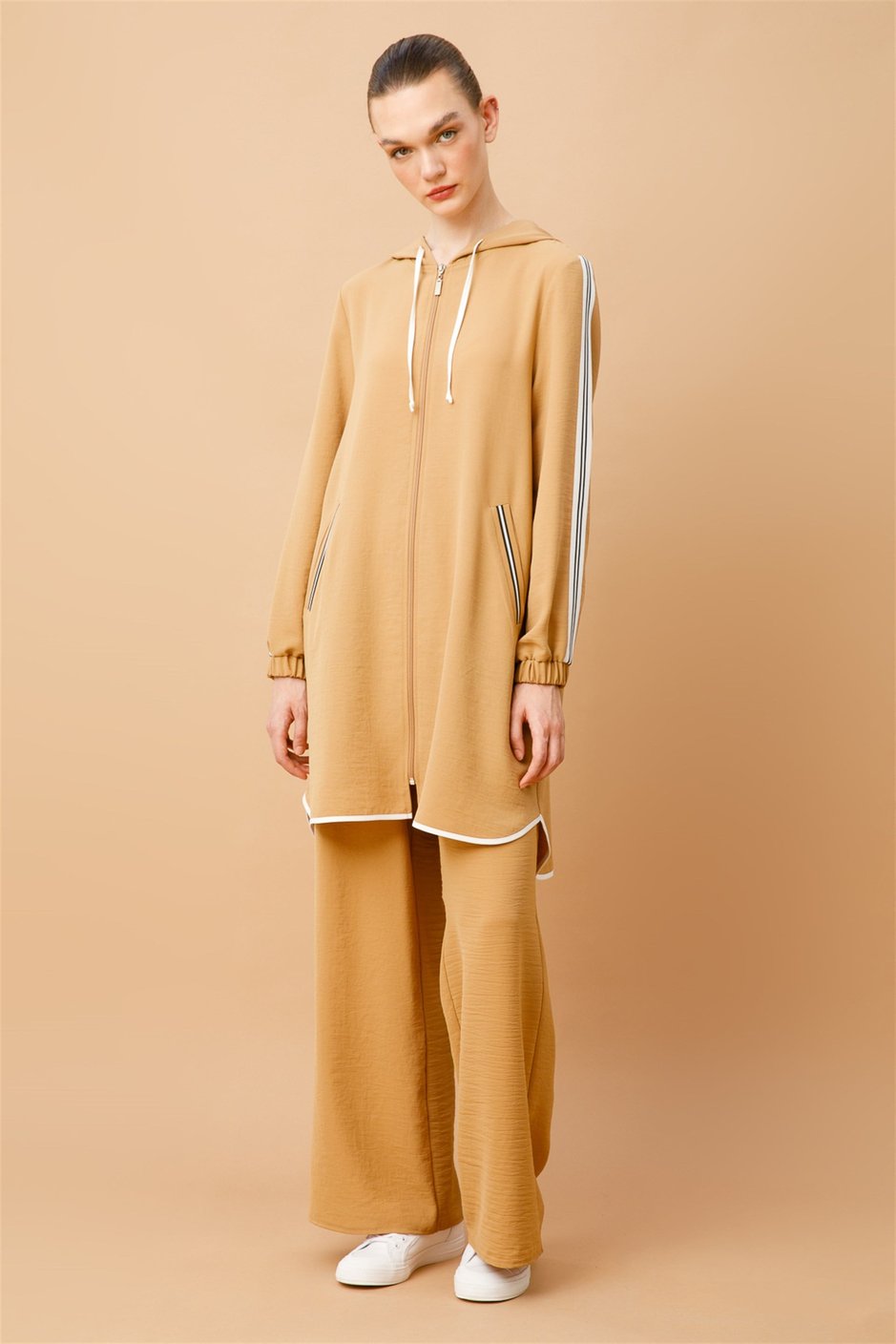 Beyaz Garnili Ara Boy Spor Kap Tunik-Camel
