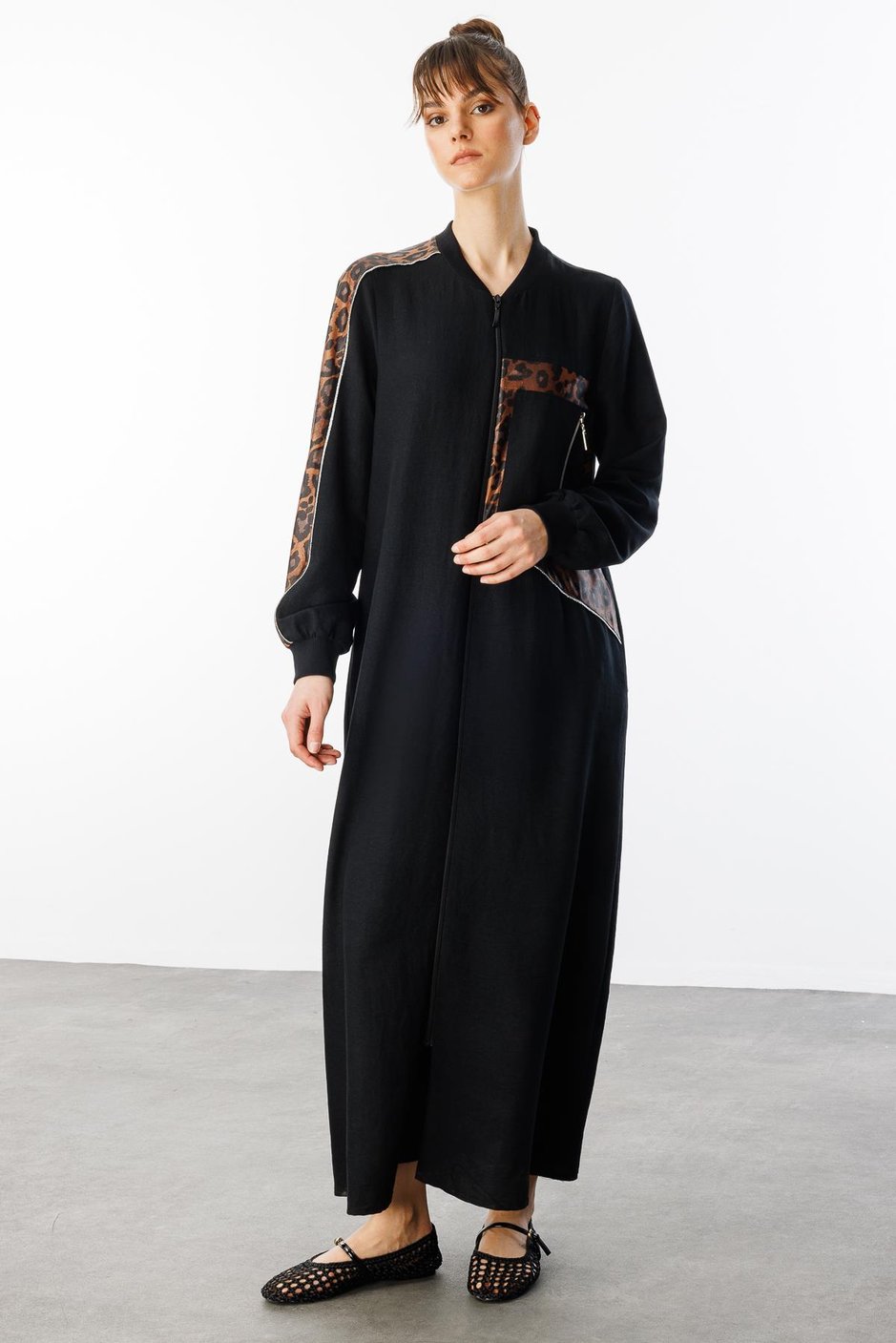 HT Leopard Slim Seiden-Abaya, zeitlos und sportlich - Schwarz