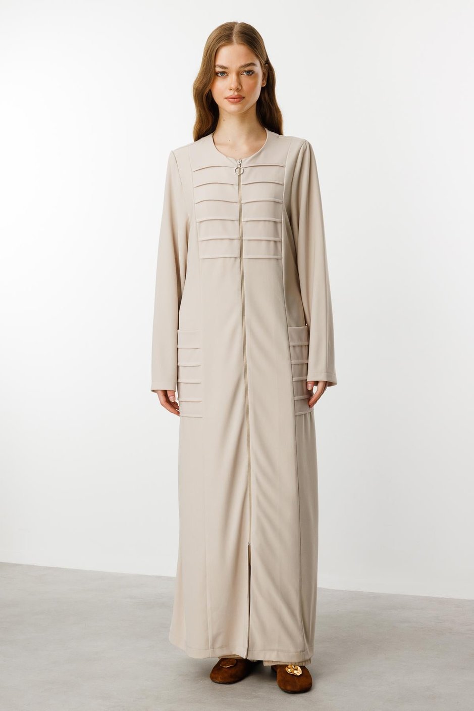 Sportlicher Abaya-Mantel aus drapiertem Stoff mit Rippdetails – Stein