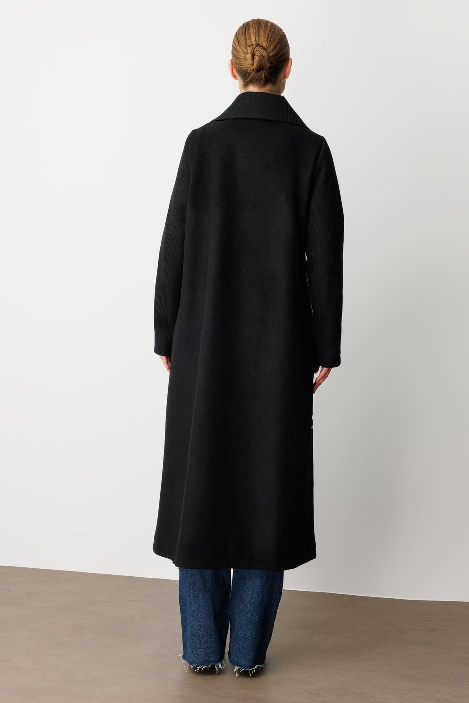 Yüsek Yün İçerikli Dokuma Beden ve Triko Kol Yaka Detaylı Astarlı Zamansız Kaban Manto-Siyah