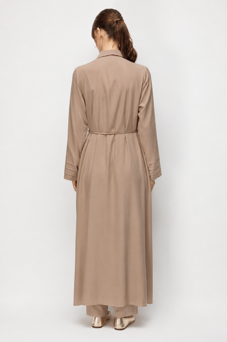 Qolları və gövdəsi qabırğalı detallarla 100% Təbii LyoCELL Maxi Draped Yumşaq Parça Abaya - Qəhvəyi