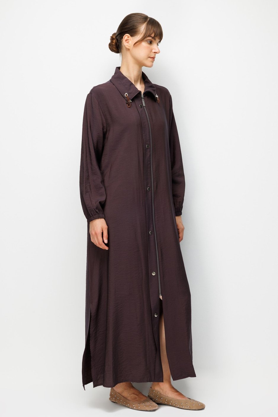 85% LyoCELL Goldy Accessoire met gedetailleerde details, zak en bijpassende abaya-bruine kleur