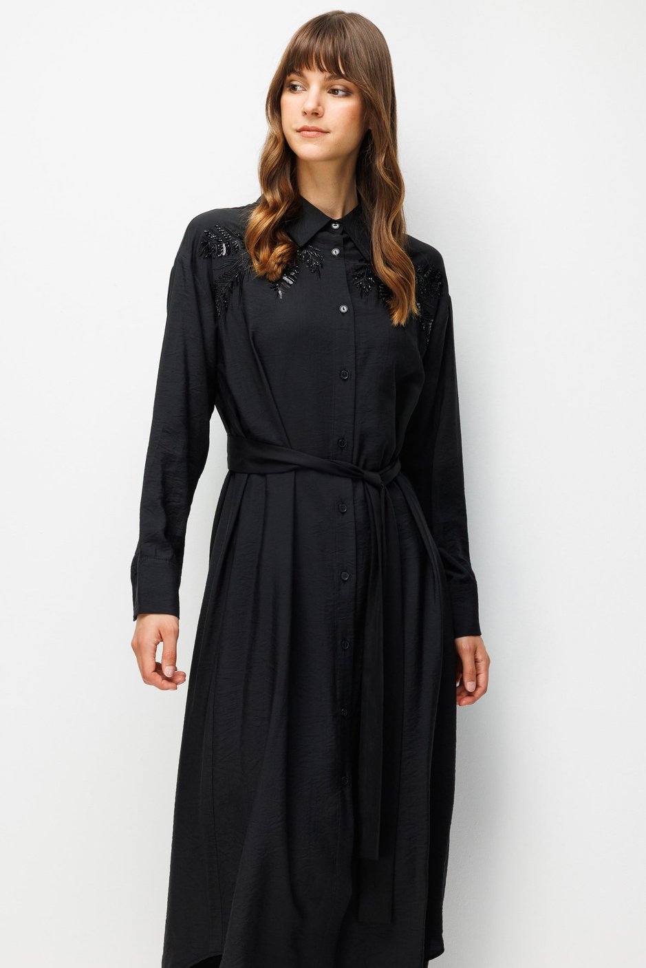 Maxikleid mit handbestickten Schulterapplikationen aus 85 % LyoCELL – Schwarz