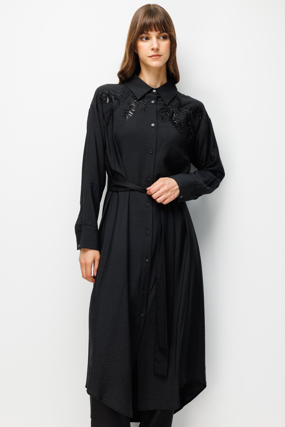 Maxikleid mit handbestickten Schulterapplikationen aus 85 % LyoCELL – Schwarz