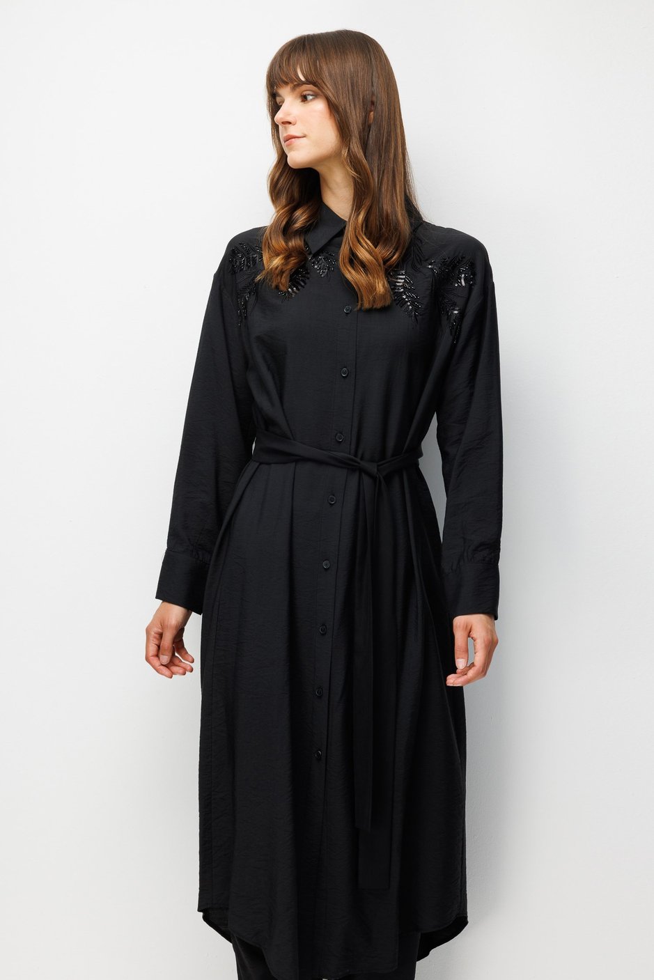 Maxikleid mit handbestickten Schulterapplikationen aus 85 % LyoCELL – Schwarz