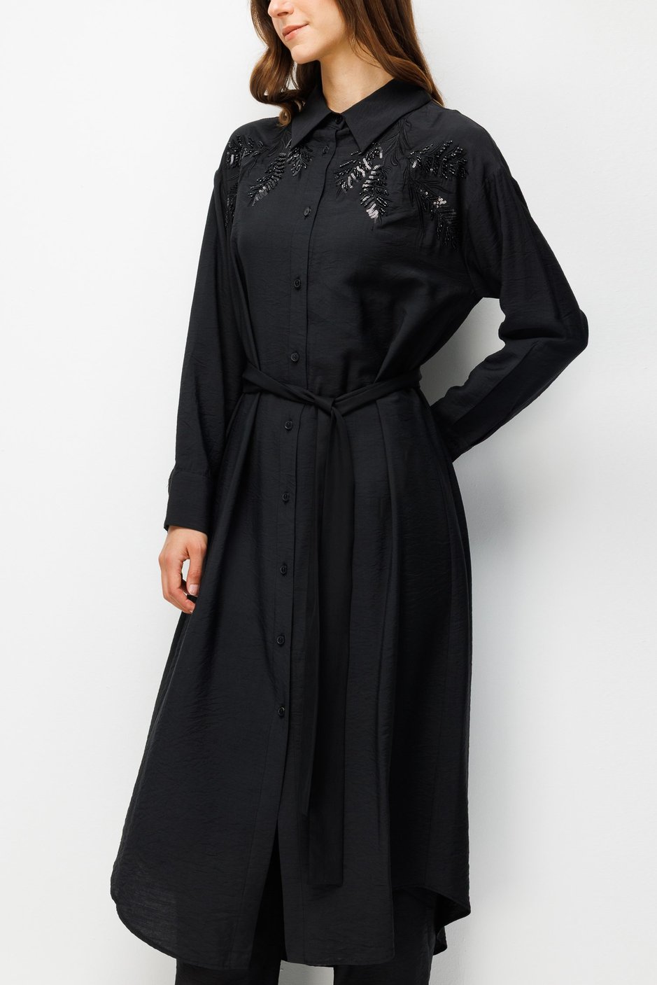 Maxikleid mit handbestickten Schulterapplikationen aus 85 % LyoCELL – Schwarz