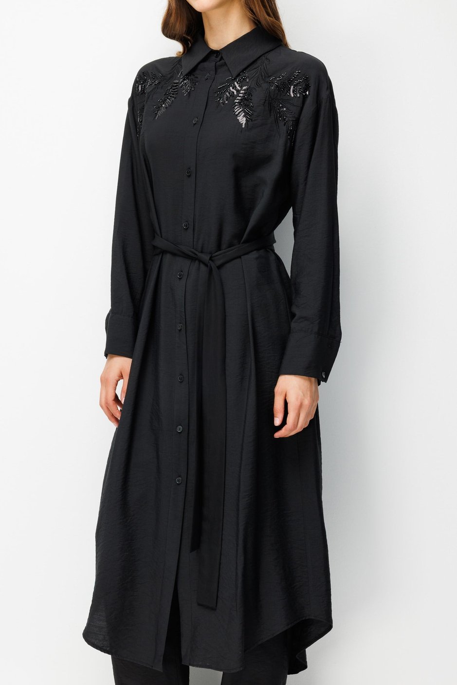 Maxikleid mit handbestickten Schulterapplikationen aus 85 % LyoCELL – Schwarz