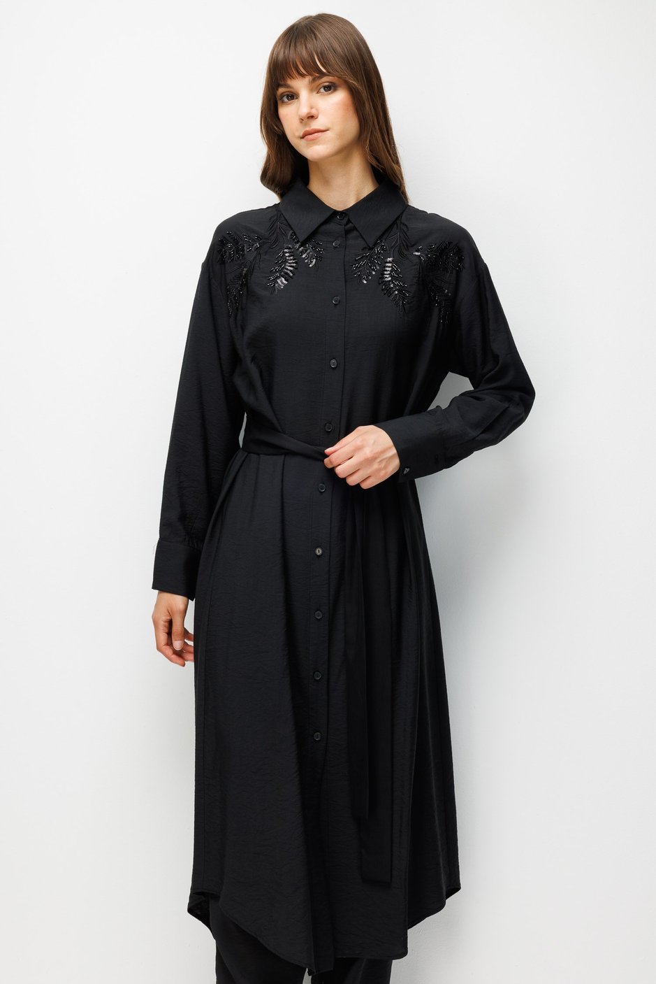 Maxikleid mit handbestickten Schulterapplikationen aus 85 % LyoCELL – Schwarz