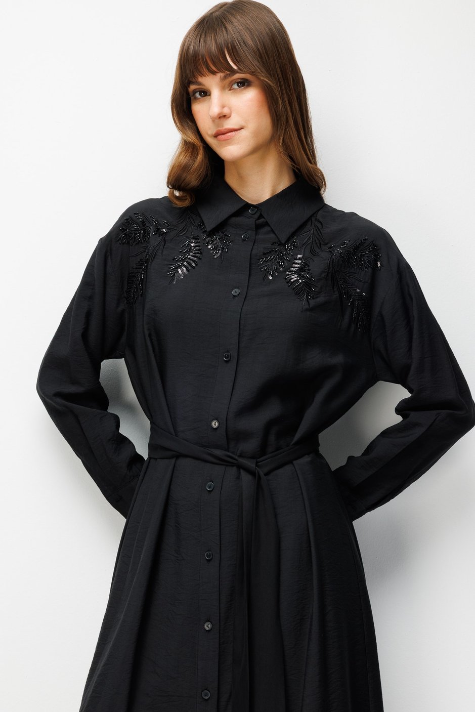 Maxikleid mit handbestickten Schulterapplikationen aus 85 % LyoCELL – Schwarz