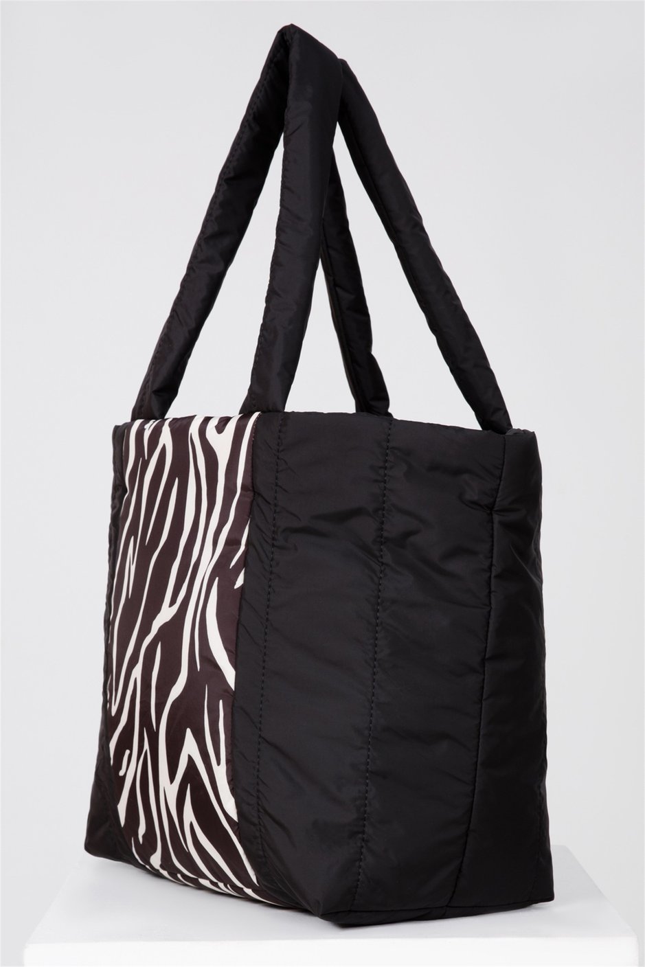 Kapitone Zebra Detaylı Çanta-Siyah