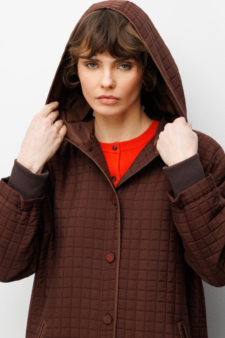 Saisonales, sportliches und zeitloses Trenchcoat-Design mit quadratischem Jacquard-Steppfutter – Kaffee