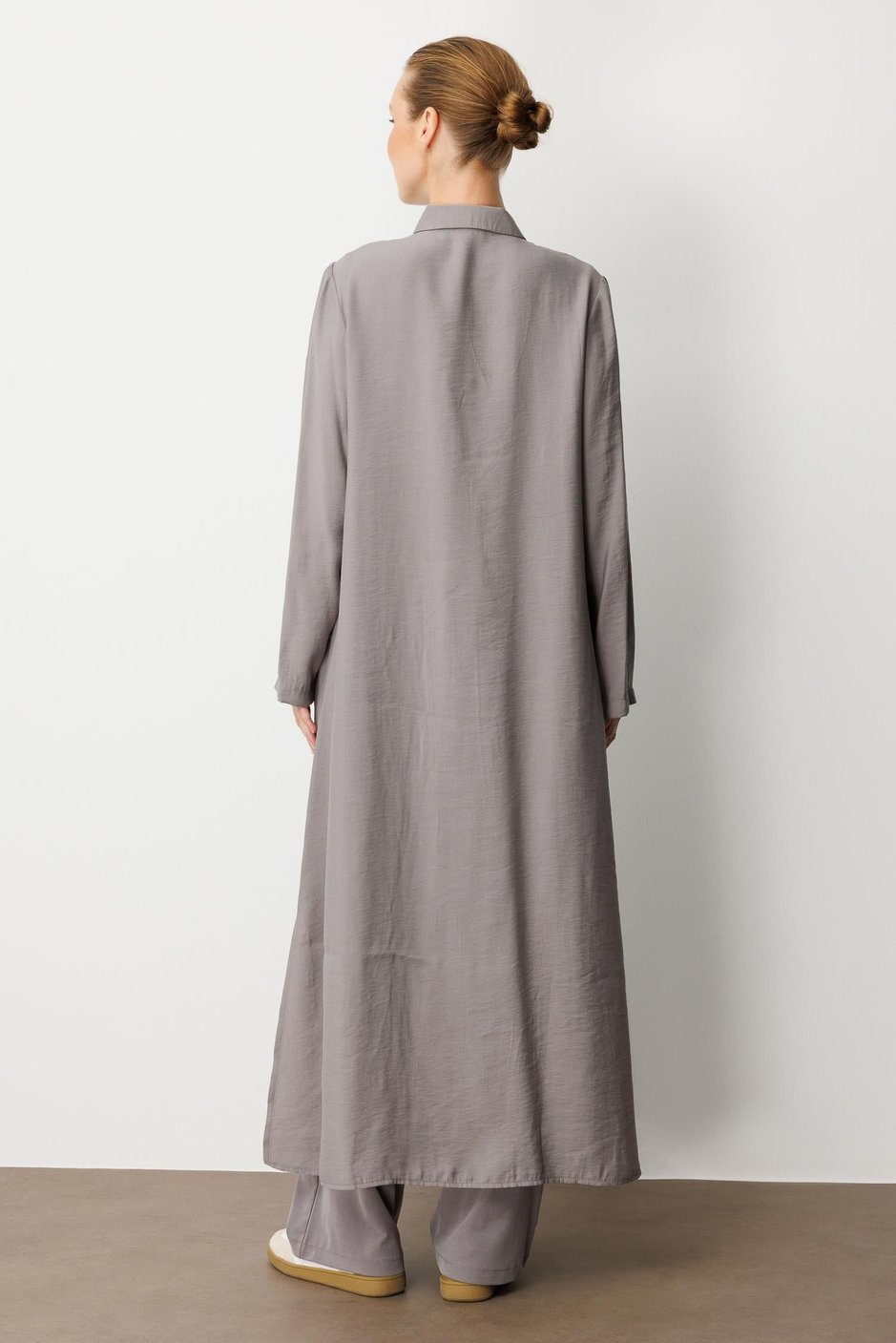 Model (90% Təbii Tərkibi) Əl işi Garni Nümunəsinin Emalı Zamansız Abaya/Kap-Grey
