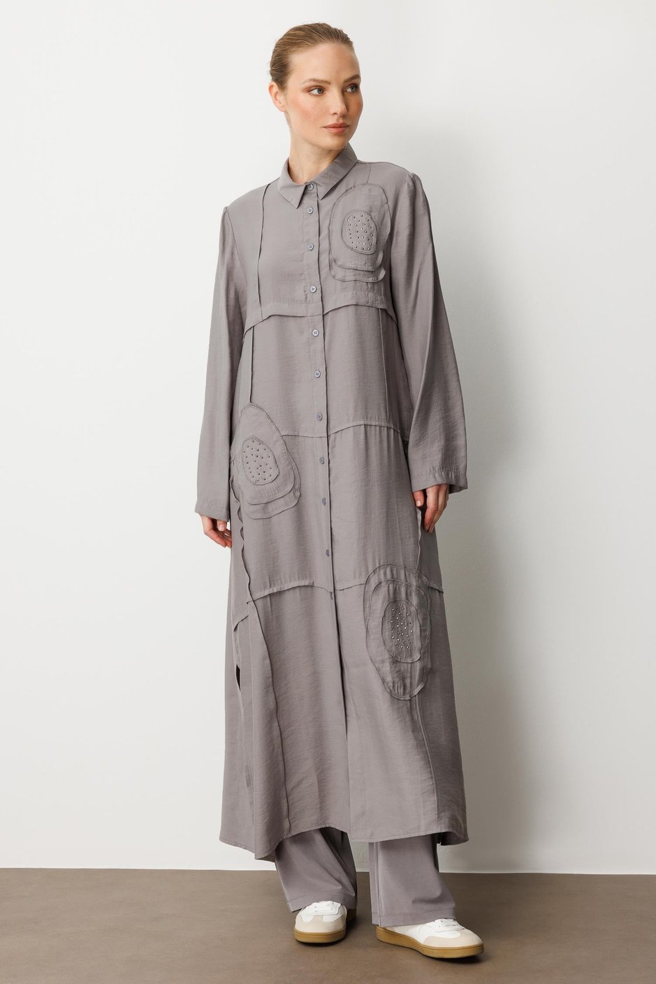 Model (90% Təbii Tərkibi) Əl işi Garni Nümunəsinin Emalı Zamansız Abaya/Kap-Grey
