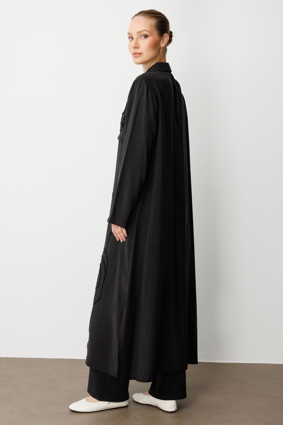 Model (90% Təbii Tərkibi) Əl işi Garni Nümunəsinin Emalı Zamansız Abaya/Cap-Qara