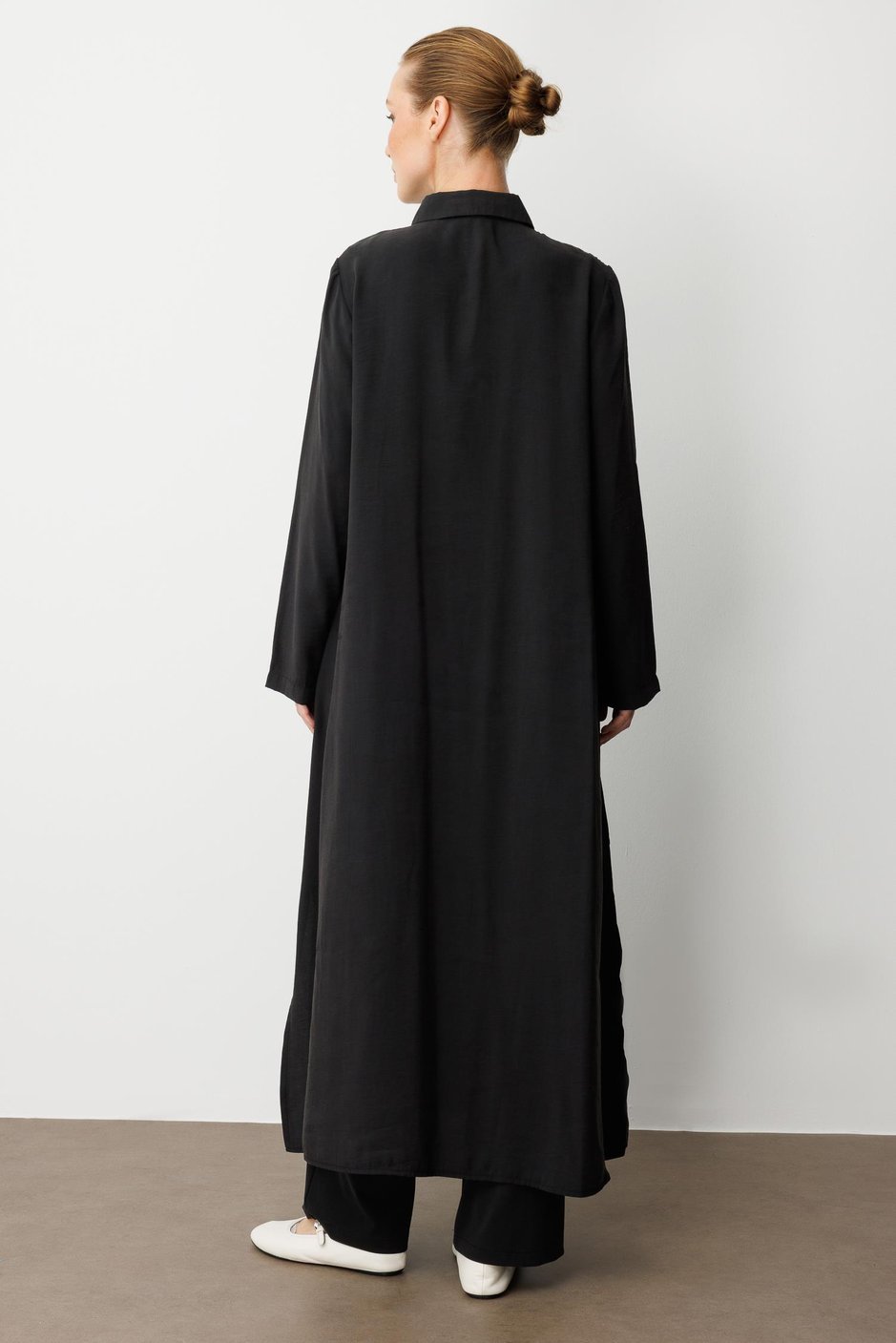 Model (90% Təbii Tərkibi) Əl işi Garni Nümunəsinin Emalı Zamansız Abaya/Cap-Qara