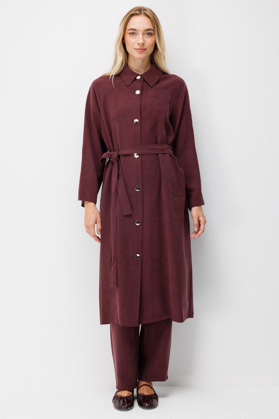 Premium Doğal ve Akıcı Kumaştan Reglan Kollu Düğmeli Midi Trenç-Bordo