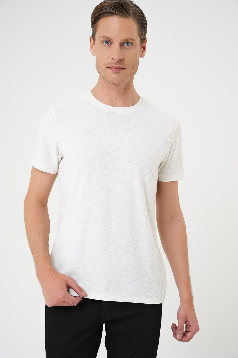 Comfort Fit Bisiklet Yaka Kabartma Desenli Pamuklu Ekru Tişört TS 899
