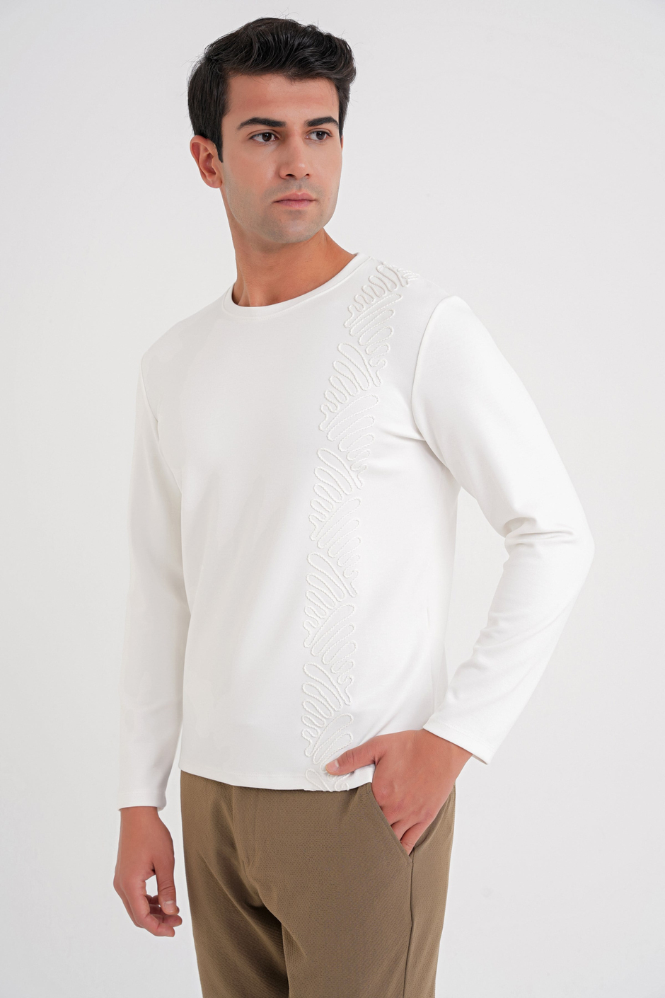 Comfort Fit Önü Nakışlı Pamuklu Bisiklet Yaka Uzun Kollu Ekru Tişört TS 920