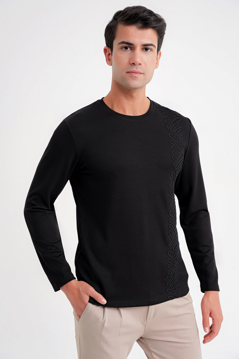 Comfort Fit Önü Nakışlı Pamuklu Bisiklet Yaka Uzun Kollu Siyah Tişört TS 920