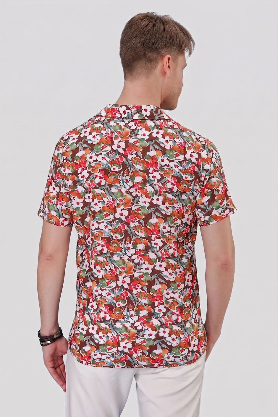 Slim Fit %100 Pamuk Çiçek Desenli Apaş Yaka Kısa Kollulu Kahverengi Gömlek G 1537