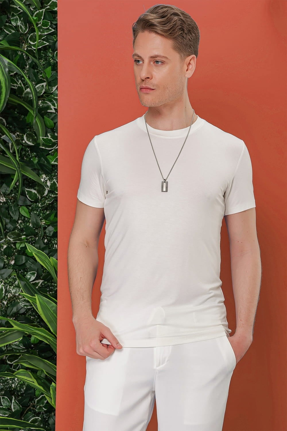 Slim Fit Bisiklet Yaka Esnek Pamuklu Beyaz Tişört TS 847