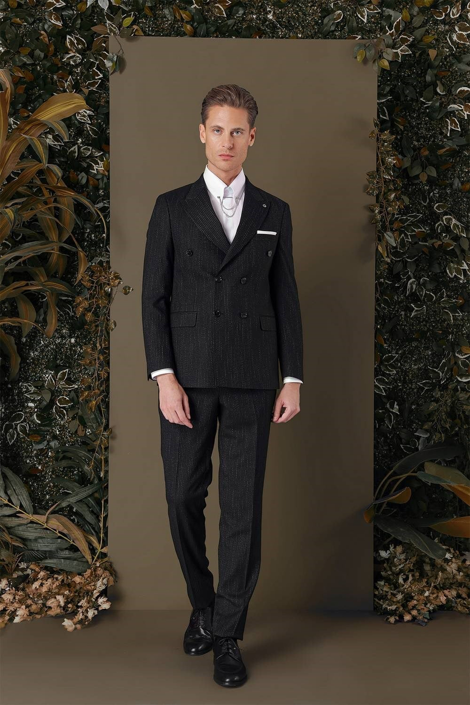 Slim Fit Çift Yırtmaç Çizgili Siyah Kruvaze Takım Elbise TK 884