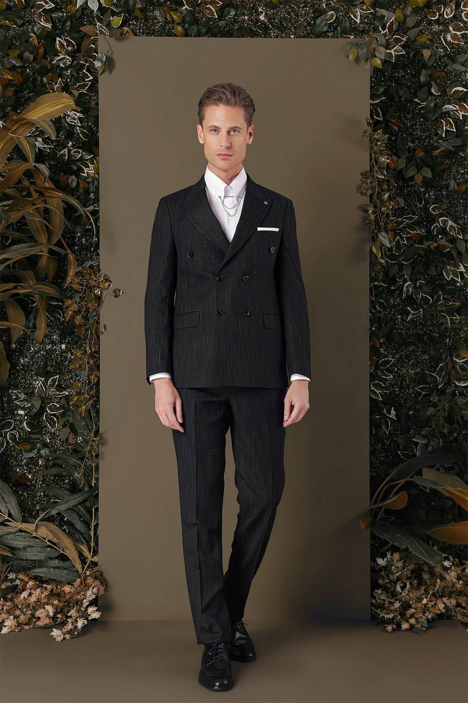 Slim Fit Çift Yırtmaç Çizgili Siyah Kruvaze Takım Elbise TK 884