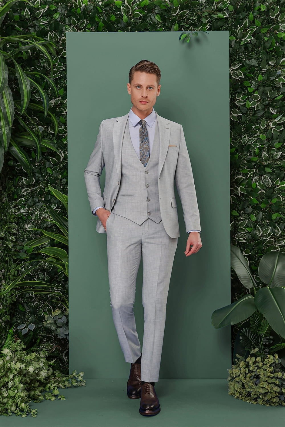 Slim Fit Çift Yırtmaç Düz Açık Gri Yelekli Takım Elbise TK 872