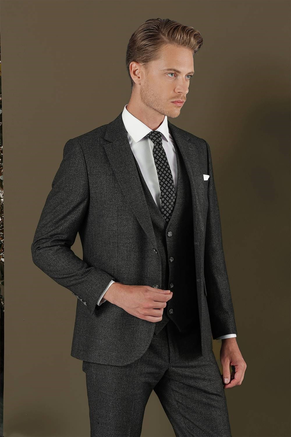 Slim Fit Çift Yırtmaç Esnek Kırçıllı Antrasit Yelekli Takım Elbise TK 876