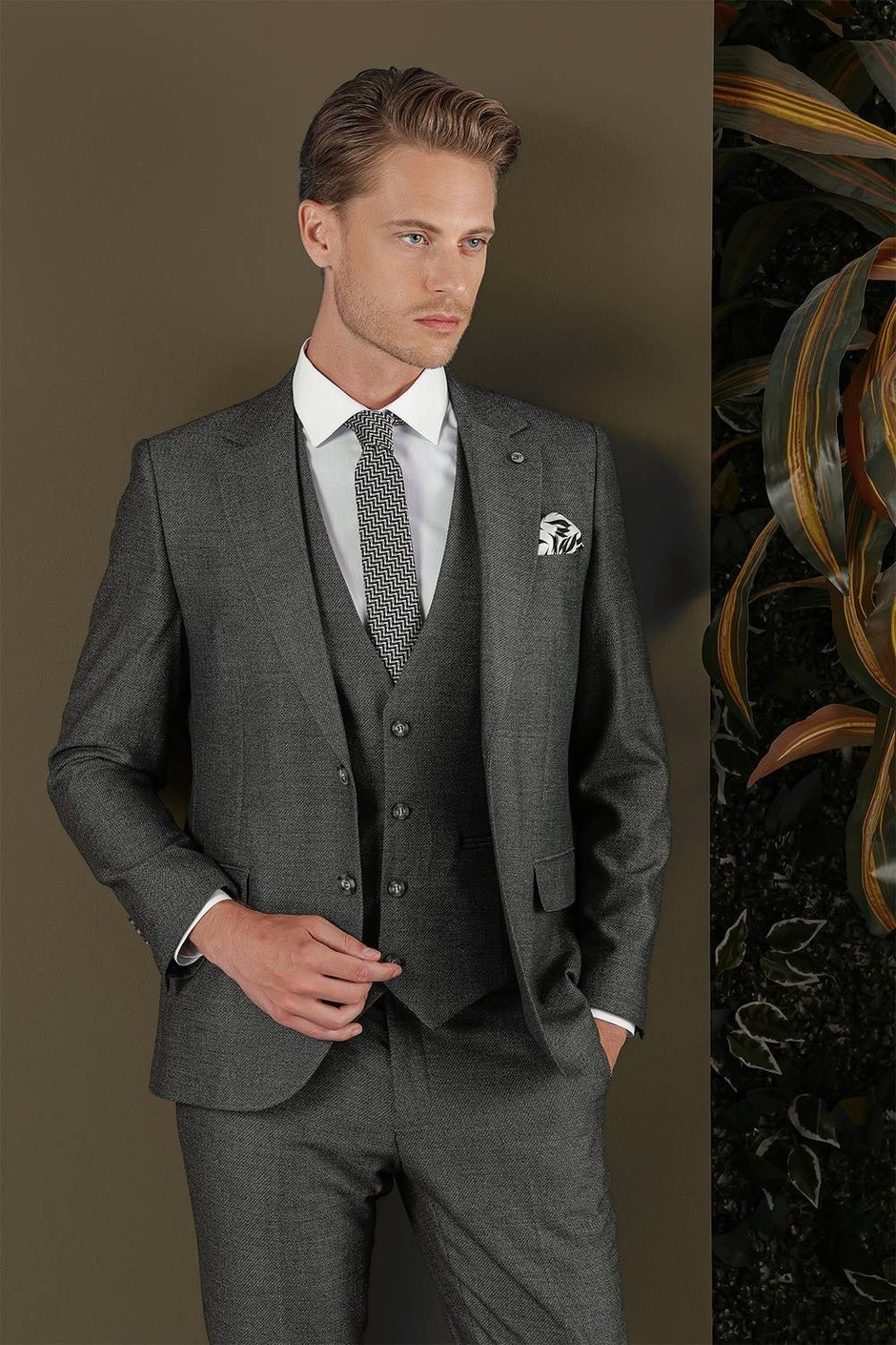 Slim Fit Çift Yırtmaç Esnek Kırçıllı Füme Yelekli Takım Elbise TK 876