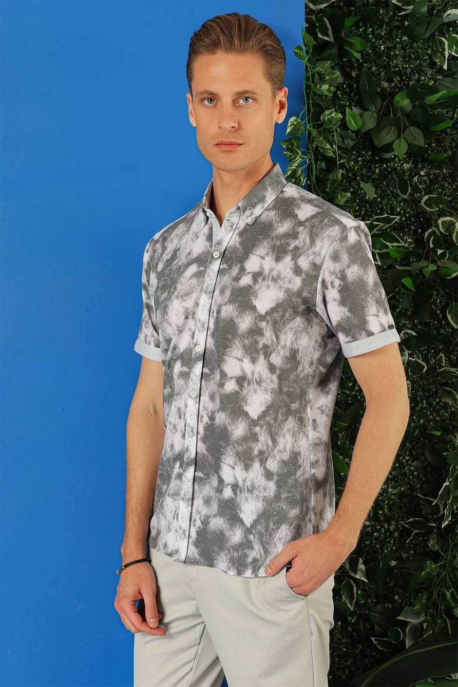 Slim Fit Düğmeli Yaka Batik Desenli Kısa Kollu Pamuk Gri Gömlek G 1502