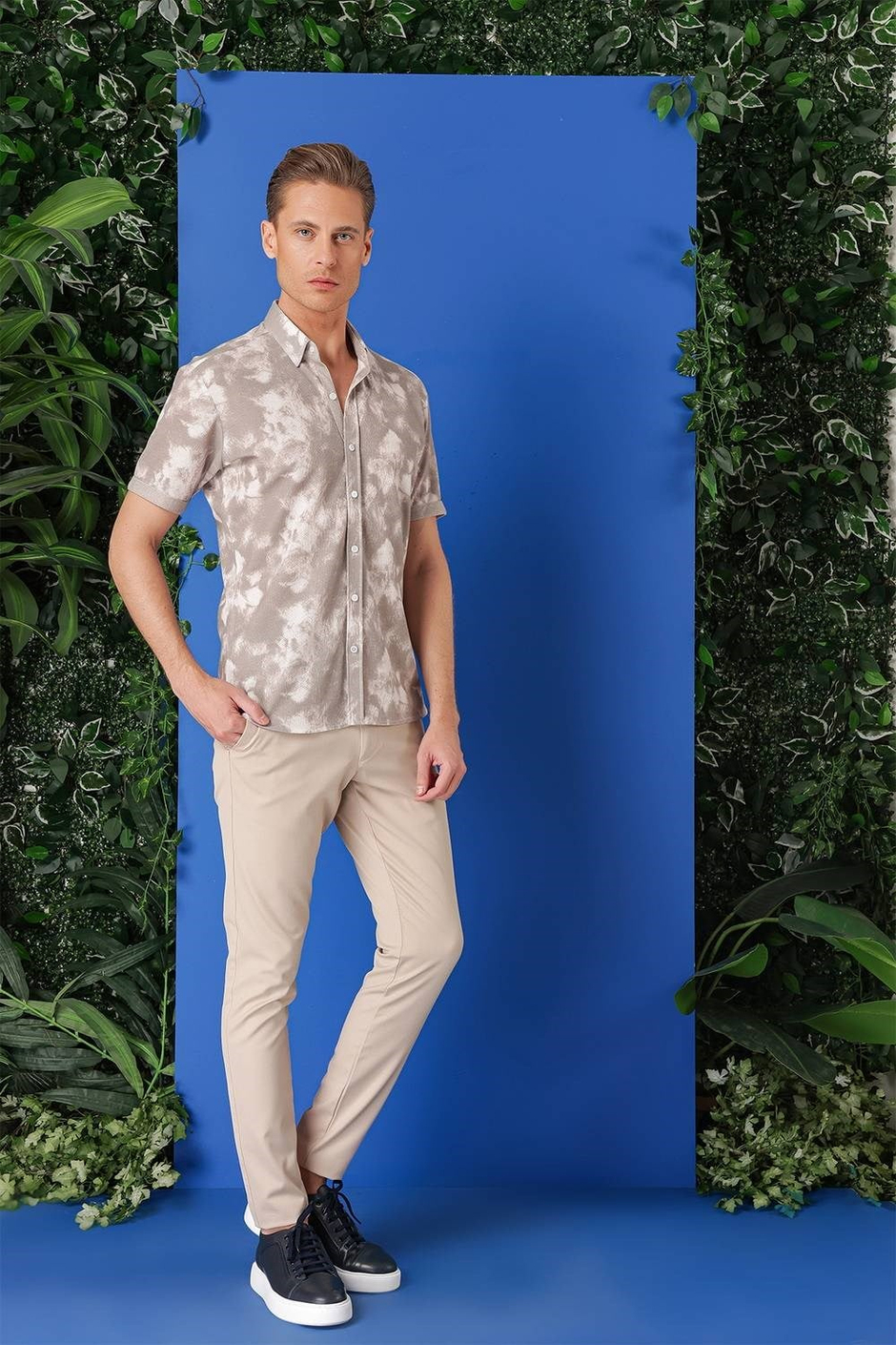 Slim Fit Düğmeli Yaka Batik Desenli Kısa Kollu Pamuk Bej Gömlek G 1502